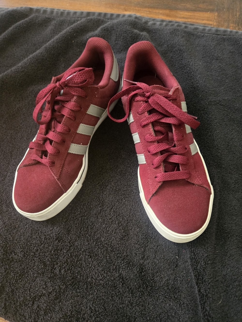 Adidas  UNISEX Burgundy Casual Lace-Up Sneakers Size M9 /W11